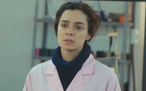 Bahar (Özge Özpirinçci) em cena da novela Força de Mulher