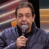 Fausto Silva tem expressão contrariada no cenário do Faustão na Band