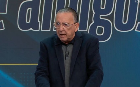 Galvão Bueno sorri ao centro de bancada esportiva com Casagrande, Mauro Naves e Falcão no estúdio da Band