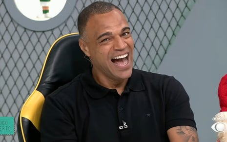 Denilson ri abertamente no cenário do Jogo Aberto, da Band