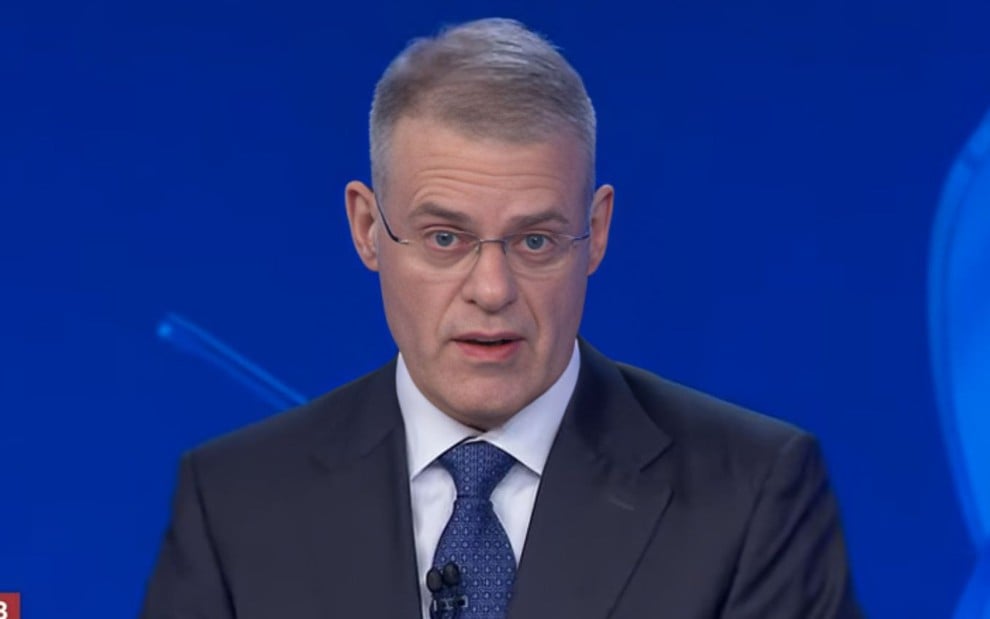 O âncora Eduardo Oneigue à frente do Jornal da Band