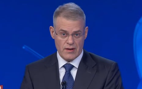 O âncora Eduardo Oneigue à frente do Jornal da Band