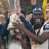Jogadores do Tottenham levantam a taça da Liga Europa