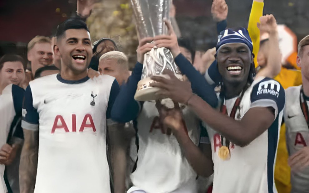 Jogadores do Tottenham levantam a taça da Liga Europa