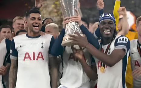 Jogadores do Tottenham levantam a taça da Liga Europa