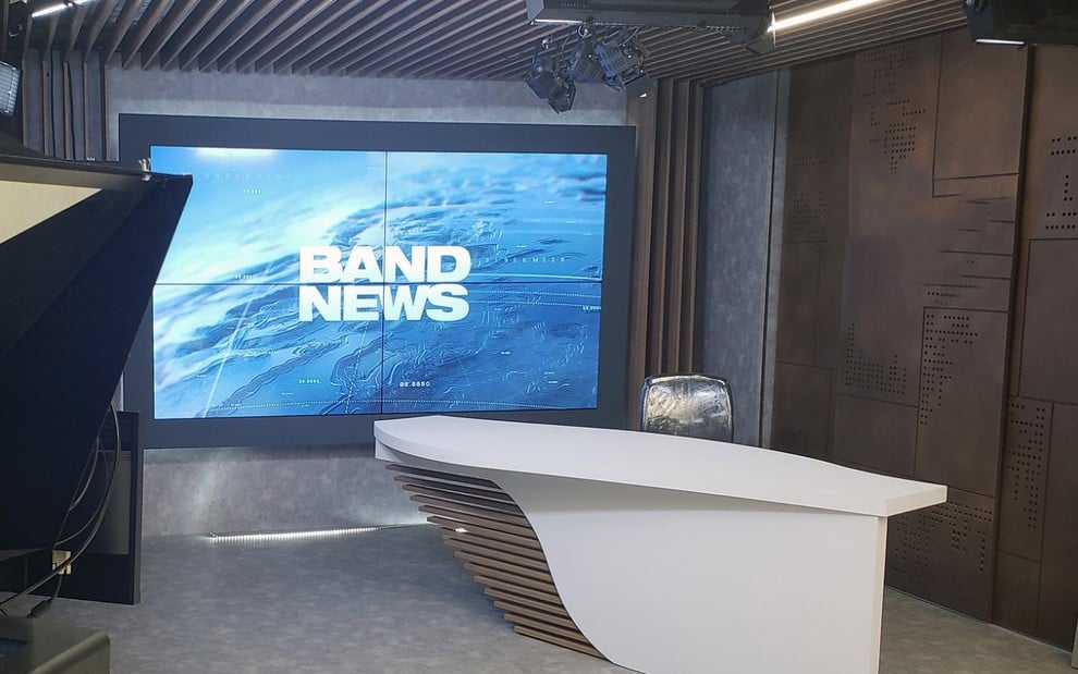 Estúdio da BandNews vazio, com telão aceso