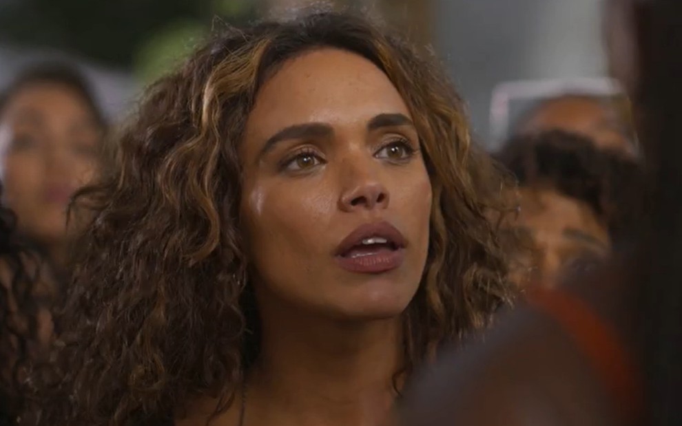 A atriz Giovana Cordeiro com expressão séria em cena de Dona de Mim