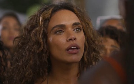 Giovana Cordeiro tem expressão surpresa e a boca semiaberta em cena de Dona de Mim