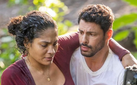 Barbara Reis e Cauã Reymond em cena da novela Terra e Paixão