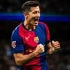 Lewandowski, do Barcelona, comemora gol durante partida e veste uniforme grená e azul