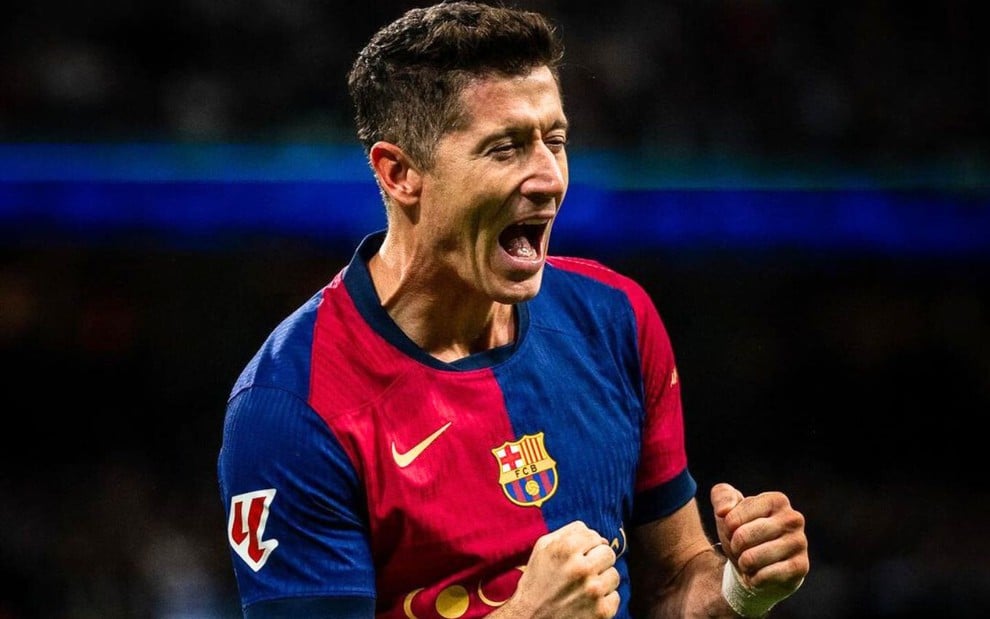 Lewandowski, do Barcelona, comemora gol durante partida e veste uniforme grená e azul