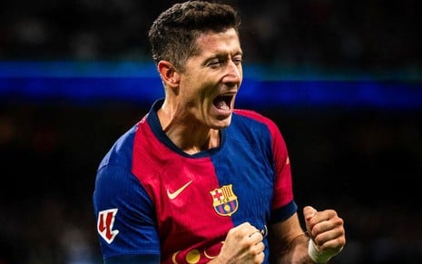 Lewandowski, do Barcelona, comemora gol durante partida e veste uniforme grená e azul