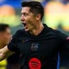 Lewandowski, do Barcelona, comemora gol e veste uniforme preto com detalhes azuis e vermelhos