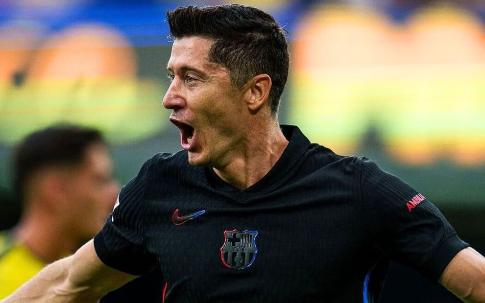 Lewandowski, do Barcelona, comemora gol e veste uniforme preto com detalhes azuis e vermelhos