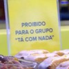 Montagem com duas fotos do BBB 25: na primeira, pessoas observam mesa repleta de guloseimas; na segunda, uma placa com a mensagem "proibido para o grupo Tá com Nada"