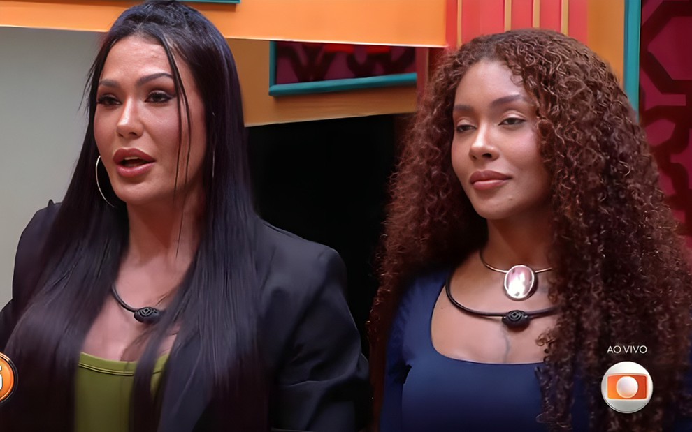 Gracyanne Barbosa e Giovanna Jacobina estão sérias na sala do BBB 25