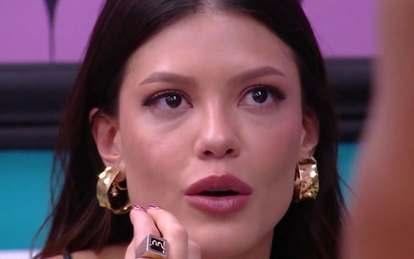 Vitória Strada chora depois de discussão com Thamiris e Camilla no BBB 25: ela está na votação do sexto paredão