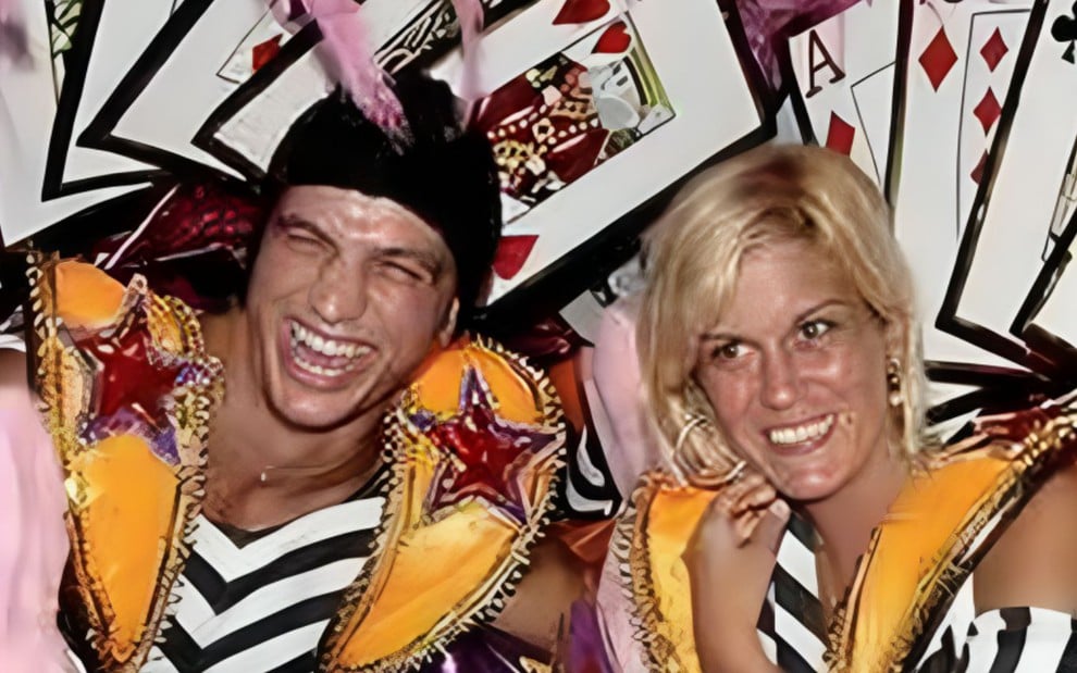 Kleber Bambam e Cris, do BBB 1, com fantasias de Carnaval