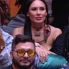 Arleane Marques e  Vilma Nascimento estão sentadas no sofá do BBB 25, enquanto Marcelo Prata e Diogo Almeida estão na frente delas