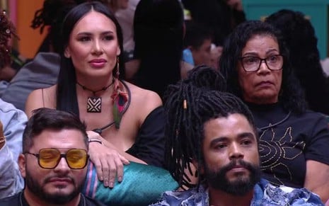 Arleane Marques e  Vilma Nascimento estão sentadas no sofá do BBB 25, enquanto Marcelo Prata e Diogo Almeida estão na frente delas