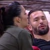 Daniele está sentada, de costas para a câmera e de frente para Diego; o ex-atleta, por sua vez, está deitado numa espreguiçadeira. Os dois conversam