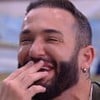 Diego Hypolito está com as mãos sobre a boca e gargalha no BBB 25