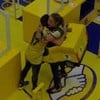 Eva Pacheco e Renata Saldanha se abraçam no campo de provas do BBB 25