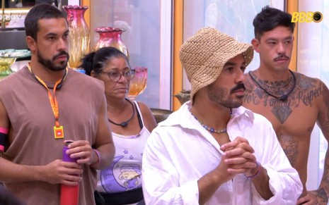 Mike, Delma, Mateus e Gabriel em pé no BBB 25