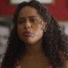Duda Santos com expressão séria em cena da novela Garota do Momento