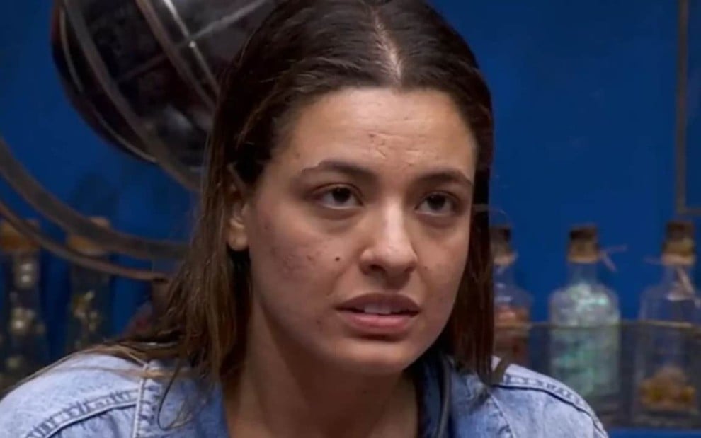 Beatriz Reis com expressão séria durante sua participação no BBB 24