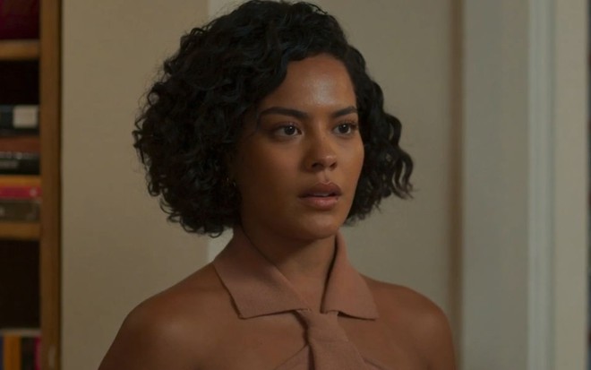 Bella Campos com expressão séria em cena como Maria de Fátima na novela Vale Tudo