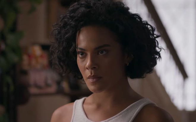 Bella Campos com expressão séria em cena como Maria de Fátima na novela Vale Tudo