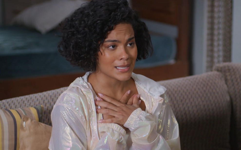 Maria de Fátima (Bella Campos) antes de cair da janela em Vale Tudo, com as mãos cruzadas no peito