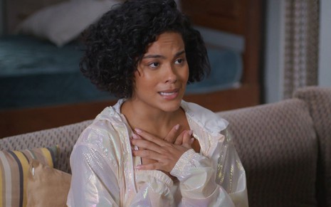 Maria de Fátima (Bella Campos) antes de cair da janela em Vale Tudo, com as mãos cruzadas no peito