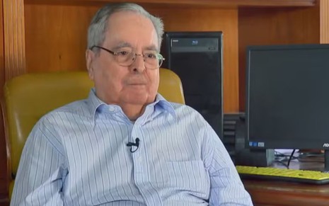 Foto mostra Benedito Ruy Barbosa durante entrevista