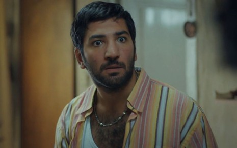 Cengiz (Berkay Ateş) com expressão séria na novela Mãe