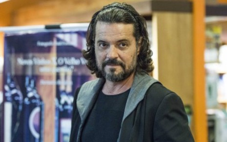O ator Felipe Camargo com expressão séria em cena de Além do Tempo