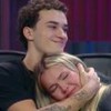 Gui Seta e Bia Valente se abraçando, enquanto ela chora em dinâmica do Power Couple Brasil 7