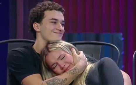 Gui Seta e Bia Valente se abraçando, enquanto ela chora em dinâmica do Power Couple Brasil 7