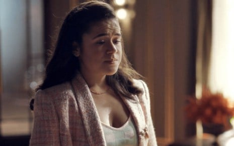 A atriz Maisa com expressão triste em cena de Garota do Momento