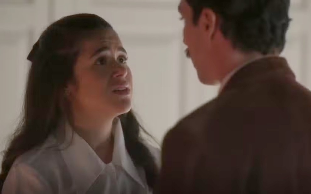 A atriz Maisa com expressão de desespero em frente ao ator João Vitor Silva em cena de Garota do Momento