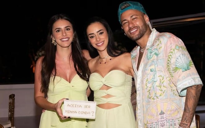 Foto mostra Bianca Biancardi ao lado de Bruna e Neymar Jr.