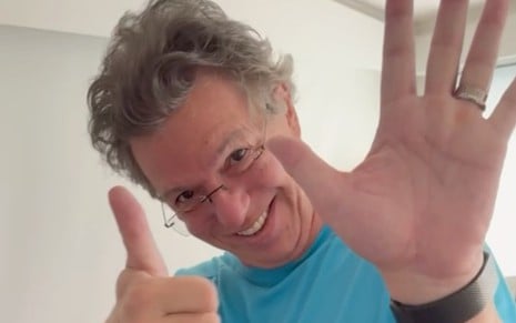Boninho fazendo o número seis com as mãos