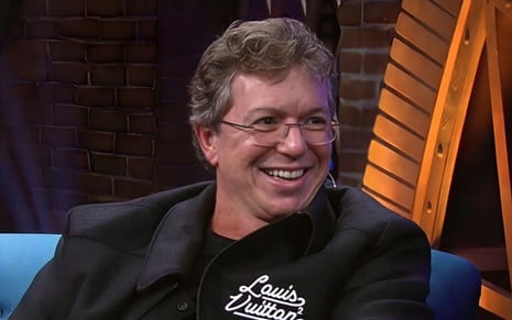 Boninho está sorridente no sofá do Lady Night, do Multishow