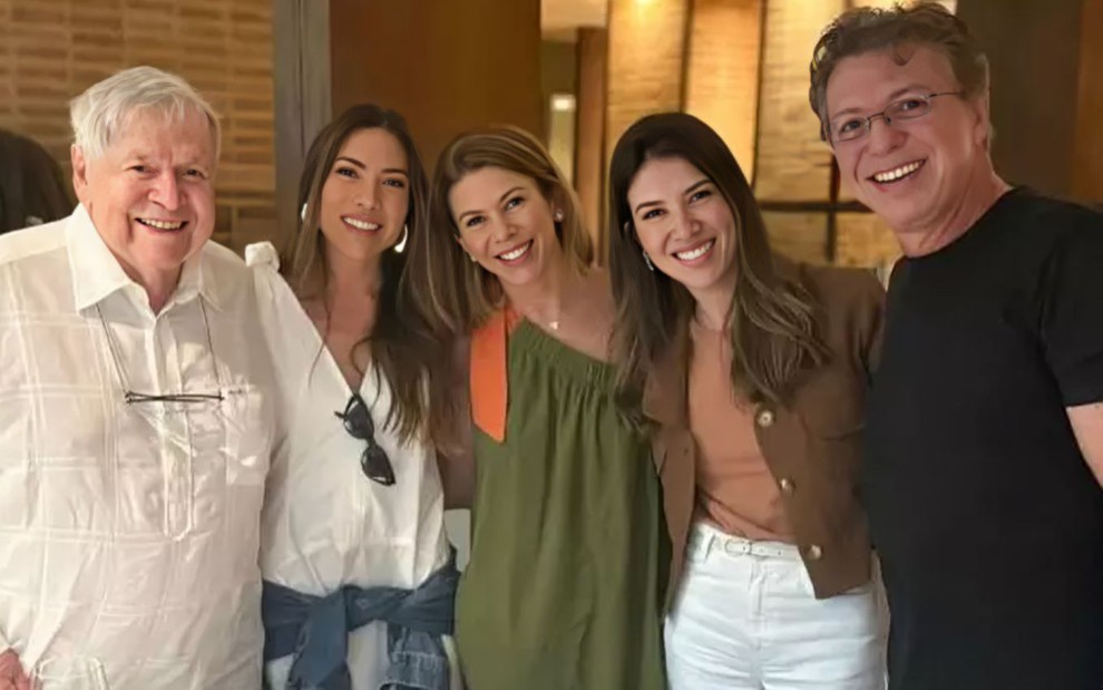 Boni, Patricia Abravanel, Daniela Beyruti, Rebeca Abravanel e Boninho  em um jantar