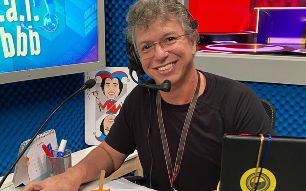 O diretor Boninho no cenário do Big Brother Brasil