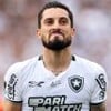 Alex Telles, do Botafogo, comemora gol e veste uniforme branco com detalhes pretos e cinzas