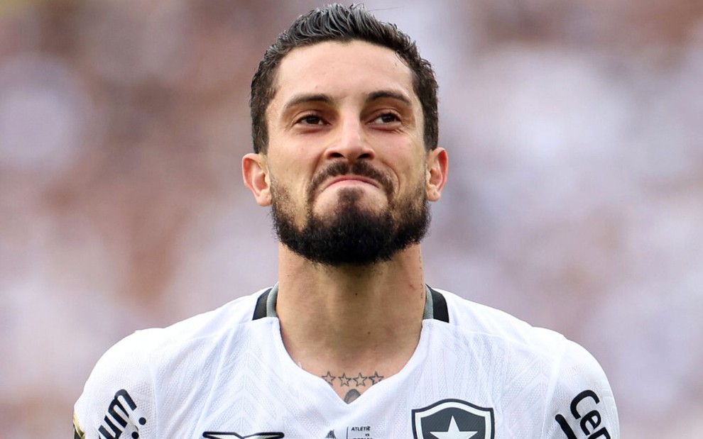 Alex Telles, do Botafogo, comemora gol e veste uniforme branco com detalhes pretos e cinzas