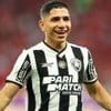 Savarino, do Botafogo, comemora gol e veste uniforme listrado em branco e preto