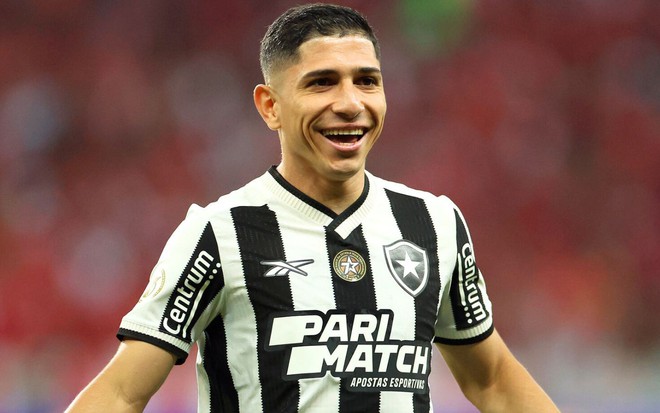 Savarino, do Botafogo, comemora gol e veste uniforme listrado em branco e preto